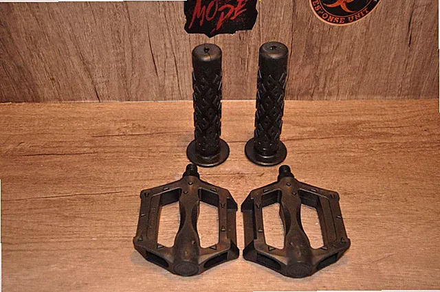 20 BMX Mongoose Kent Hyper Bike Pedals & Grips Fit a 1 piece crank 1/2" sized
