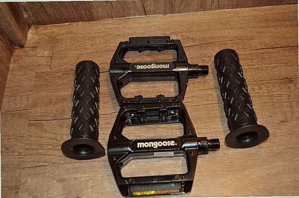 MONGOOSE 2021-23 SUPERGOOSE & REBEL Bike Pedals Fit a 1 piece crank 1/2" sized